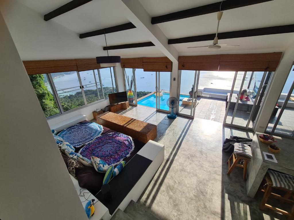 涛岛Priscilla Villa的享有空中景致的客厅和游泳池