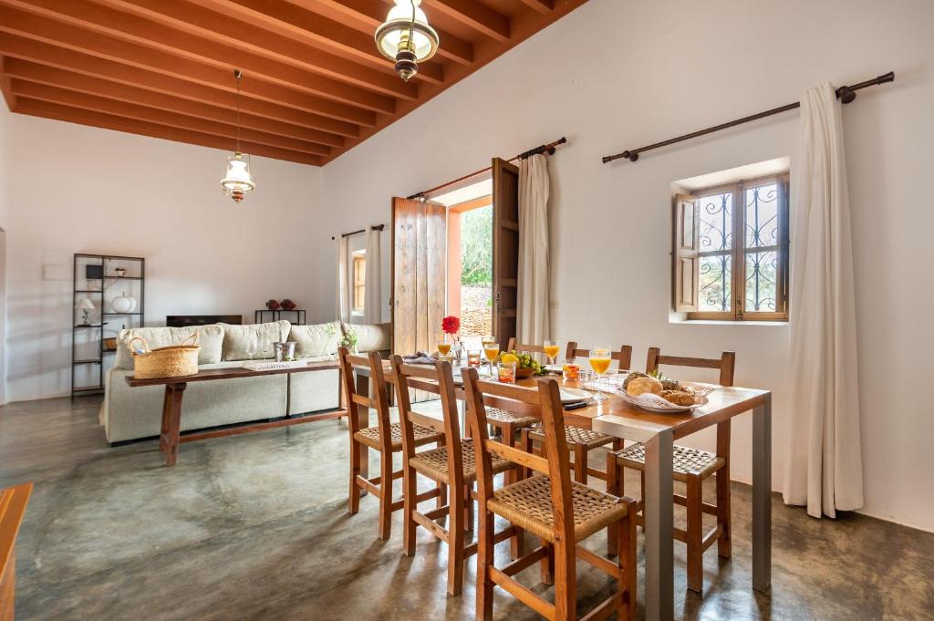 圣安东尼奥Villa Can Cova Camp的厨房以及带桌椅的用餐室。