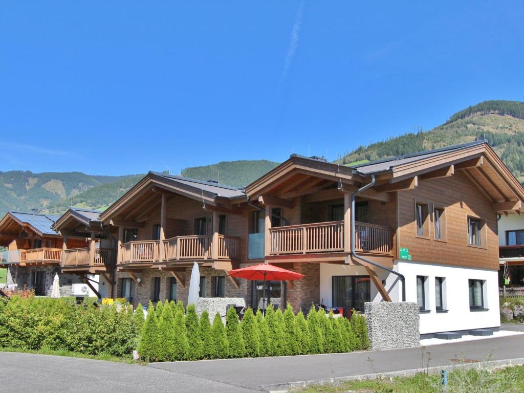 皮森多夫Apartment in Piesendorf in ski area with sauna的一座大公寓楼,后面是一座山