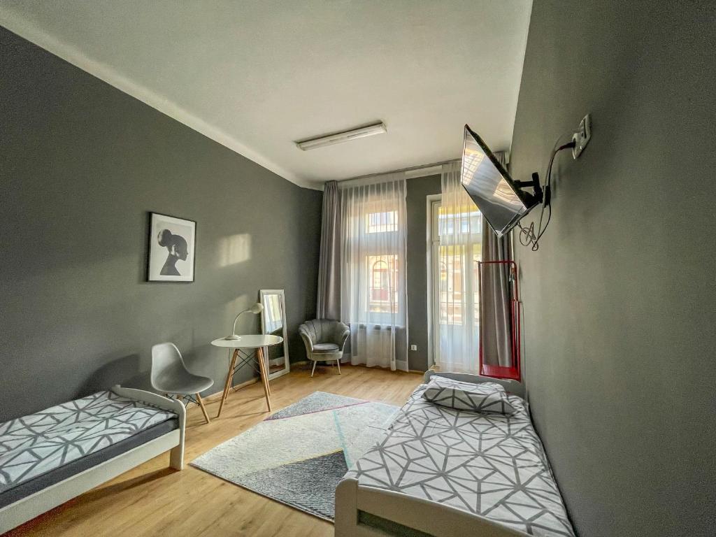 华沙Moon Hostel Warszawa的卧室配有一张床和一张桌子及椅子