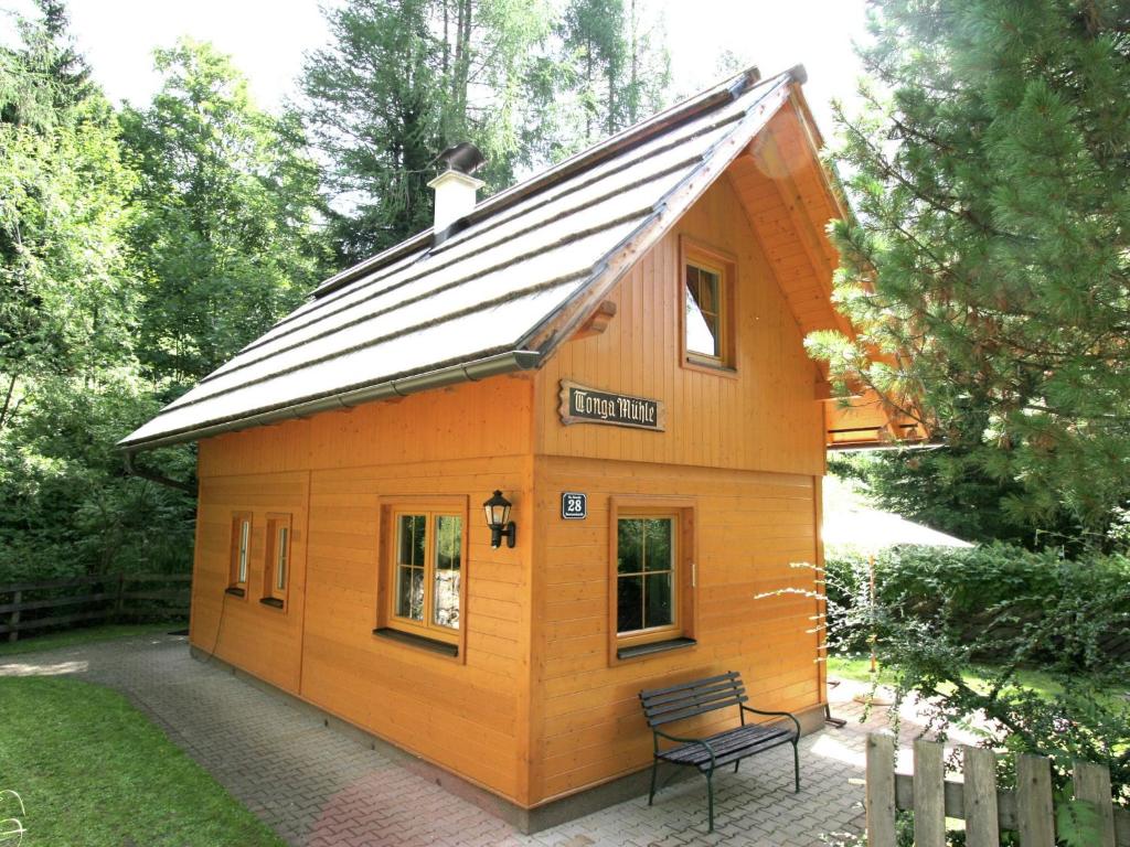 巴德小基希海姆Holiday home in Bad Kleinkirchheim near ski area的庭院中带长凳的小木房子