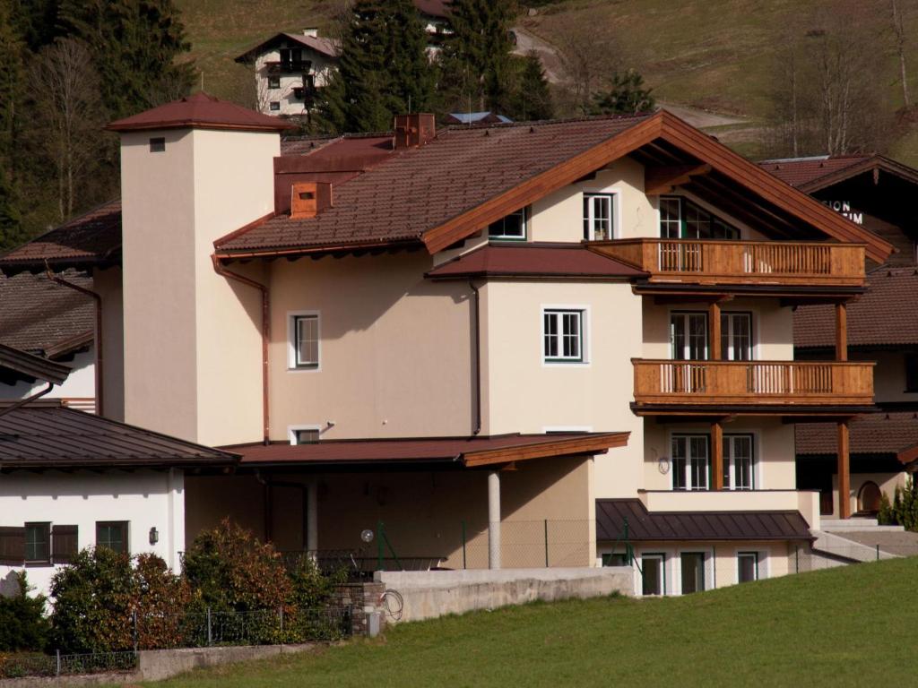 韦斯滕多夫Apartment in Westendorf Tyrol with terrace的一间白色的大房子,有棕色的屋顶