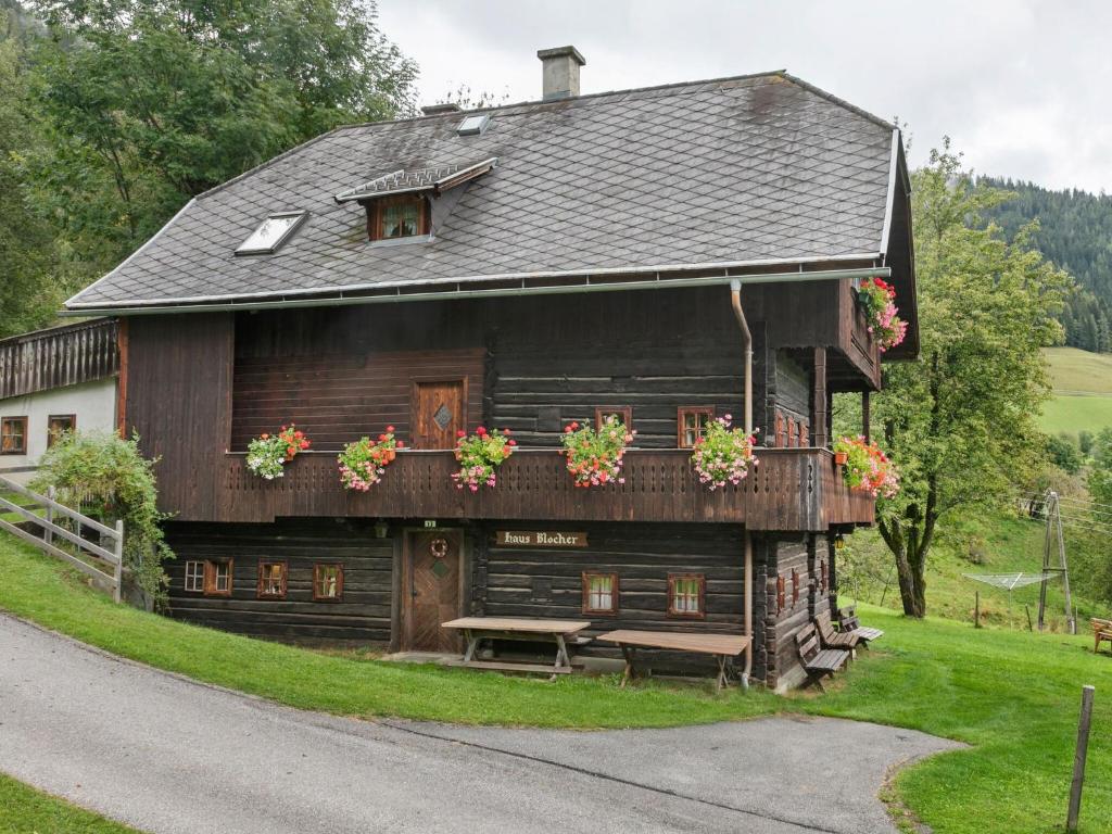 ArriachHoliday home in Arriach near Lake Ossiach的门廊上带花盒的木屋