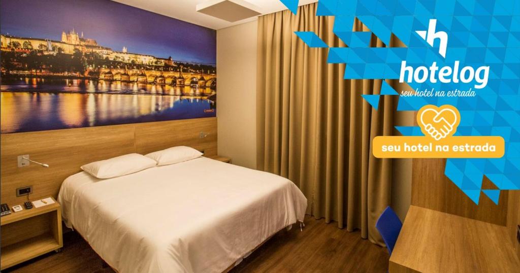 蓬塔格罗萨Hotelog Tibagi的酒店客房,配有一张床和一张桥的照片