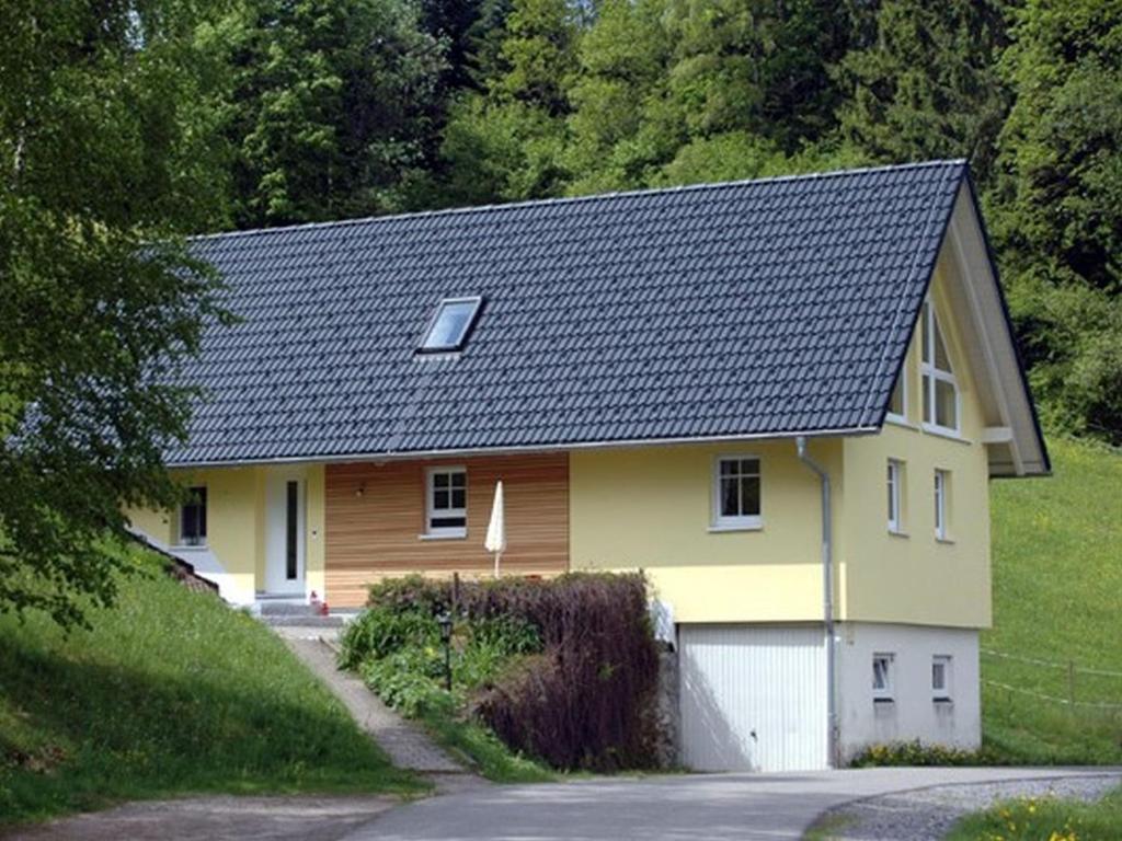 奥博沃尔法赫Landeckhof的黑色屋顶的黄色房子