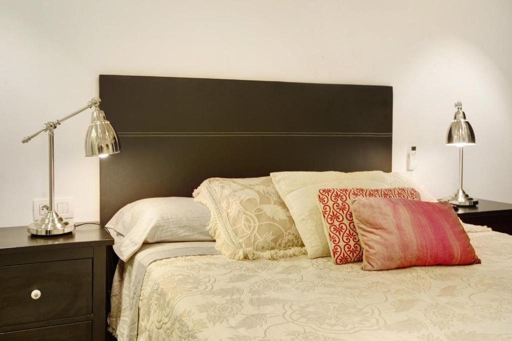 大加那利岛拉斯帕尔马斯Vcv Apartamento San Telmo的一间卧室配有一张大床和两个枕头