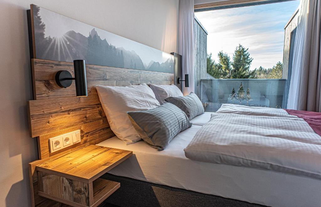 BergPension Sewald的一间卧室设有一张床和一个大窗户