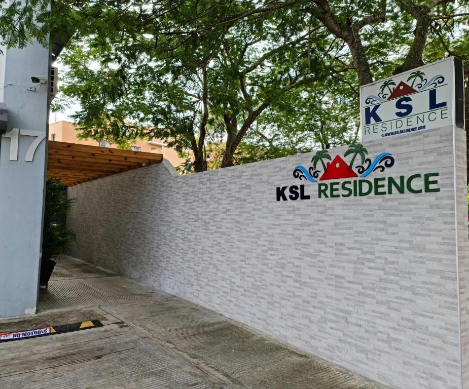 博卡奇卡KSL Residence的顶部有标志的挡墙