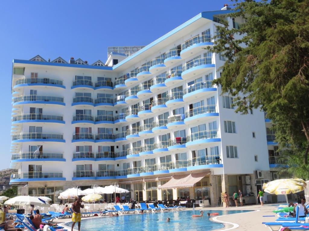 库萨达斯阿罗拉酒店 的大型白色酒店,设有游泳池