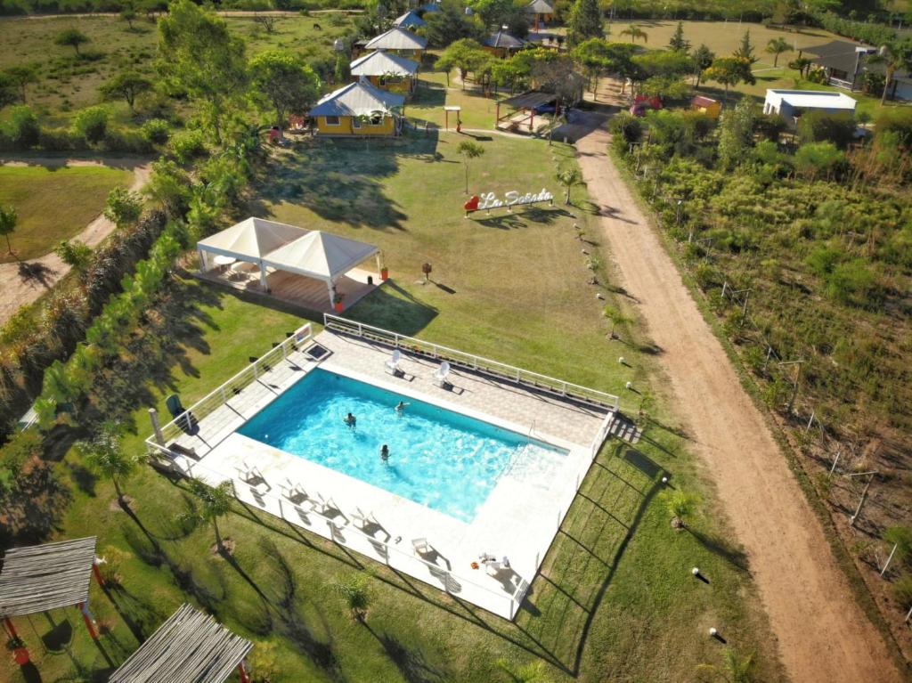 查哈里Cabañas La Soñada的草地上游泳池的顶部景色