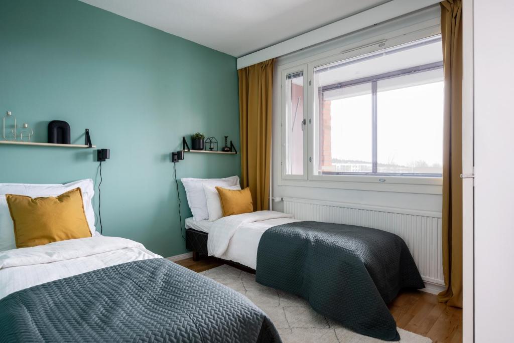 库奥皮奥2 Bedroom apartment with free parking的一间卧室设有两张床和窗户。