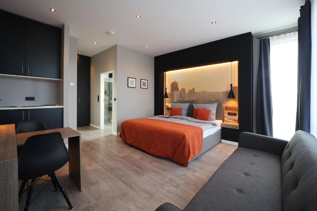 索林根JustStay Solingen的酒店客房配有一张床铺和一张桌子。
