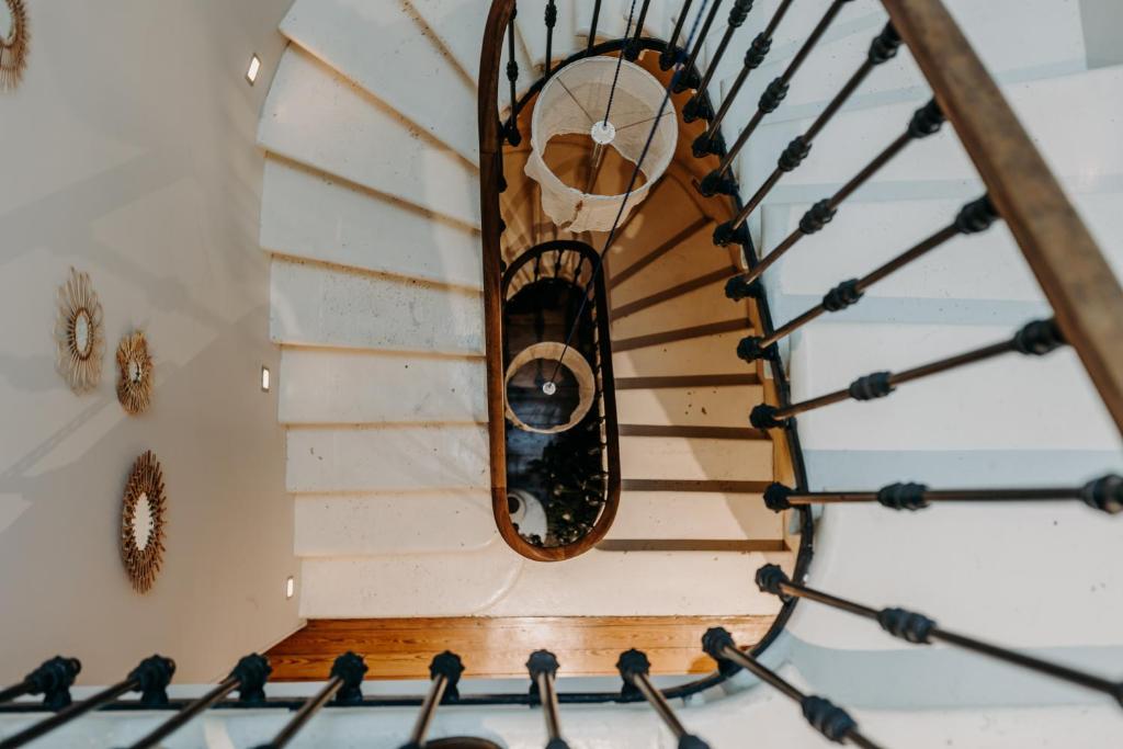 波尔多B&B Maison Rosa的房屋内的螺旋楼梯