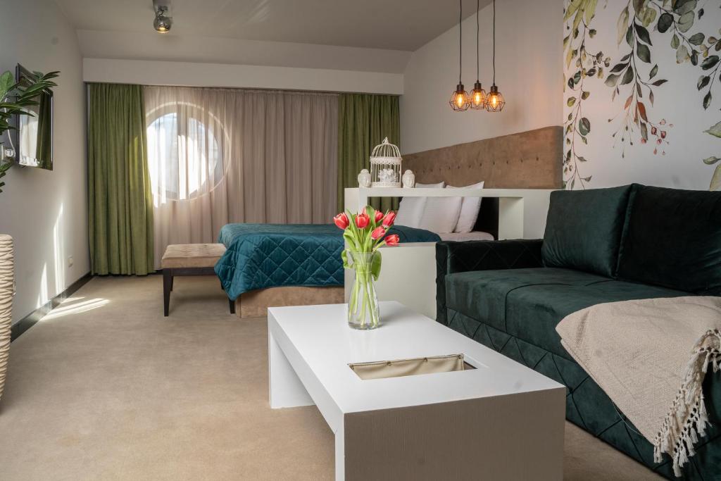 贝尔格莱德Akacija Luxury Suites的客厅配有沙发和桌子