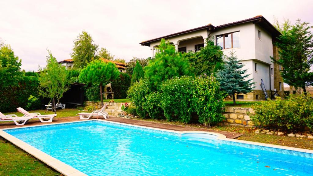 巴尔奇克Вила Афина - Villa Afina的房屋前的游泳池