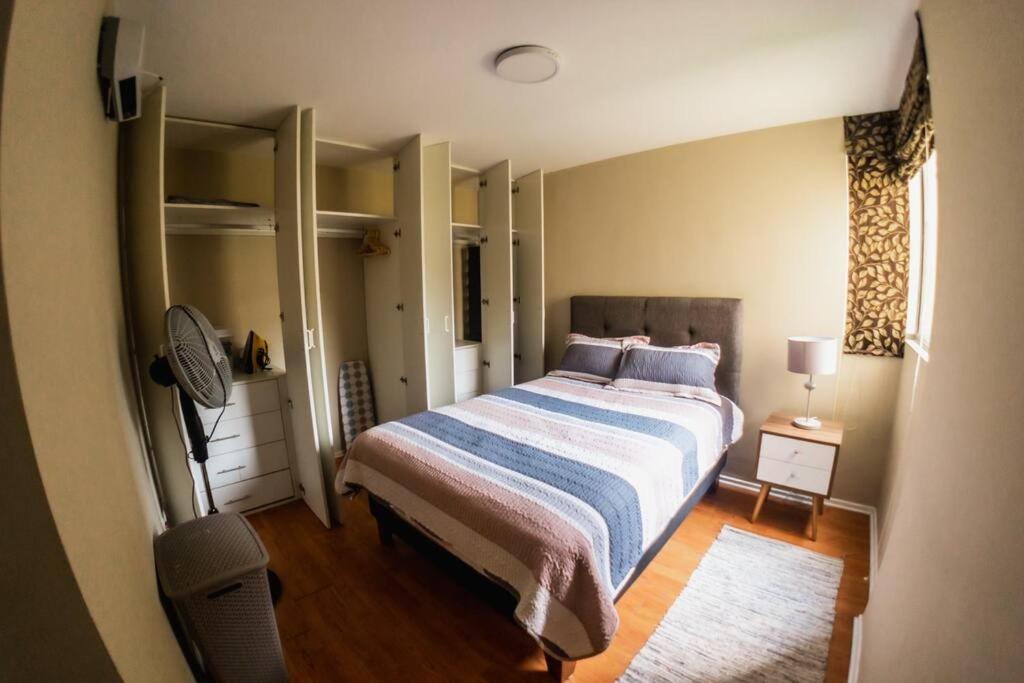 利马Apartamento 3 Habitaciones Lima, Perú (Magdalena del Mar)的一间卧室配有一张大床和风扇