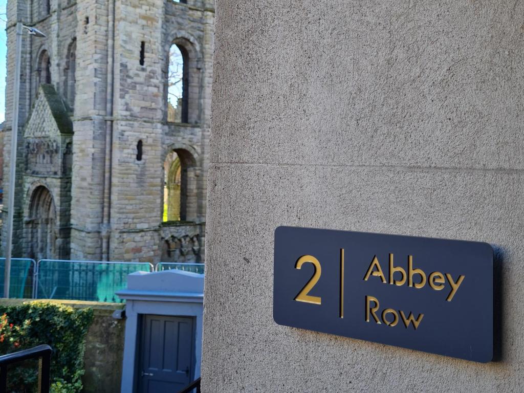 凯尔索2 Abbey Row的教堂旁建筑物的边边的标志