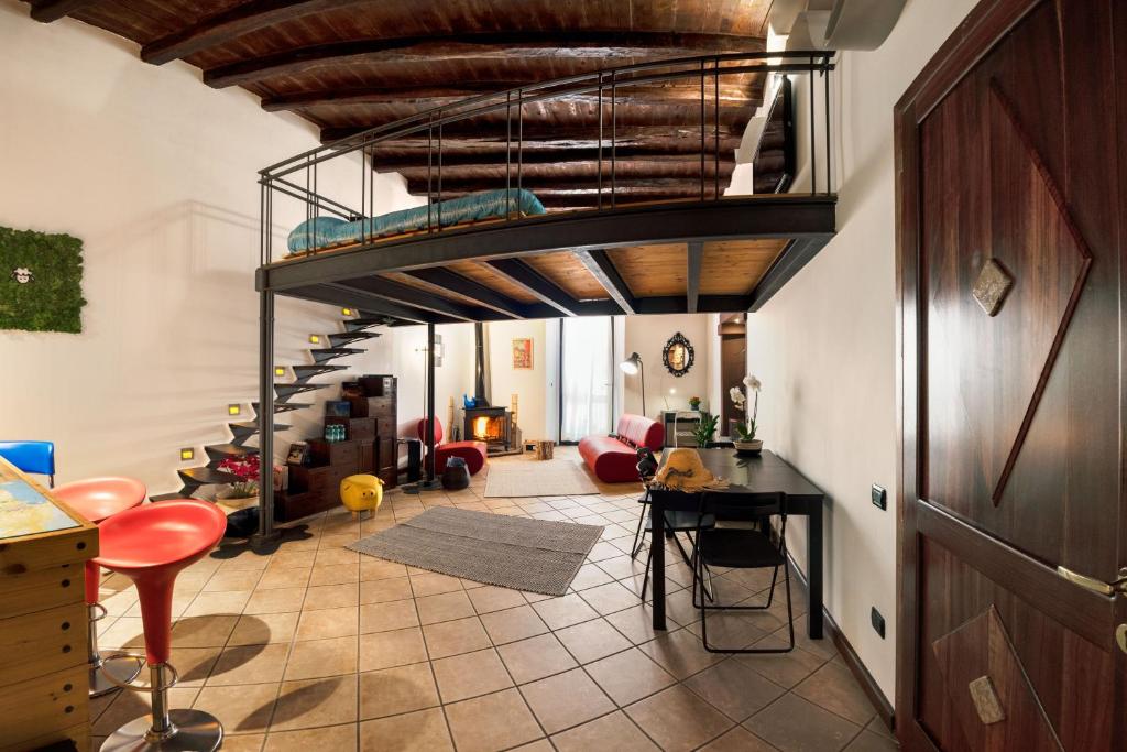 卡利亚里Casa Kawaii的客厅位于房子内,设有螺旋楼梯