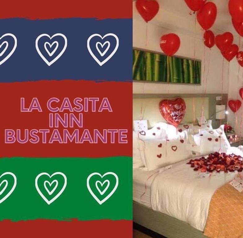 BustamanteLa Casita Inn Bustamante的卧室的拼贴,卧室里配有红色气球床