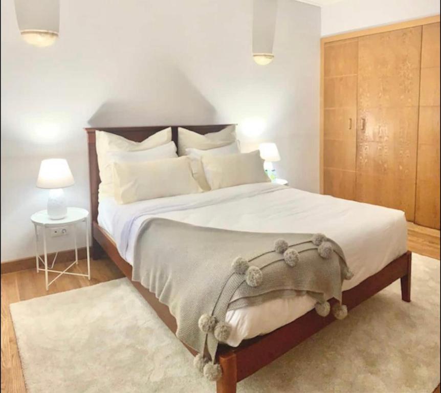 卡帕里卡海岸TOP BEACH HOUSE的卧室配有带白色枕头的大床