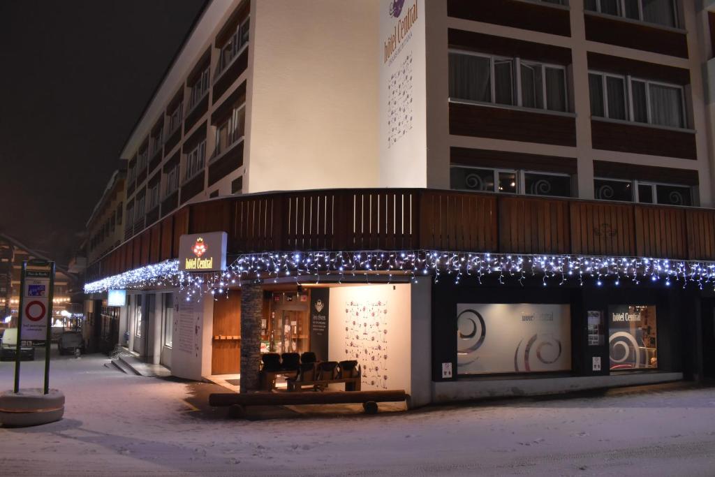 克莱恩 蒙塔纳Hotel Central, Spa & lounge bar的建筑的侧面有圣诞灯