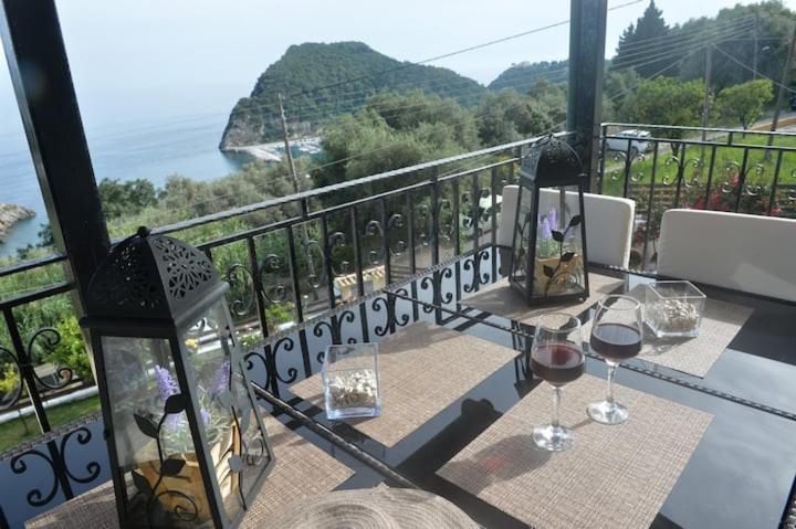 帕莱欧卡斯提撒angela panorama的阳台上的桌子上放着酒杯