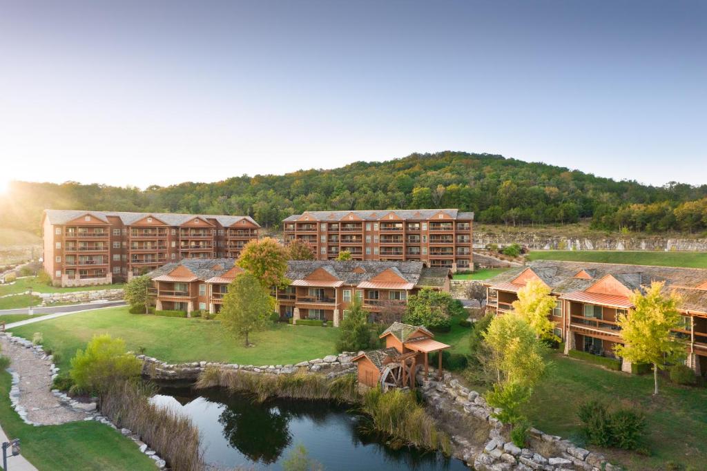 布兰森Hyatt Vacation Club at The Lodges at Timber Ridge的享有河流度假胜地的空中景致