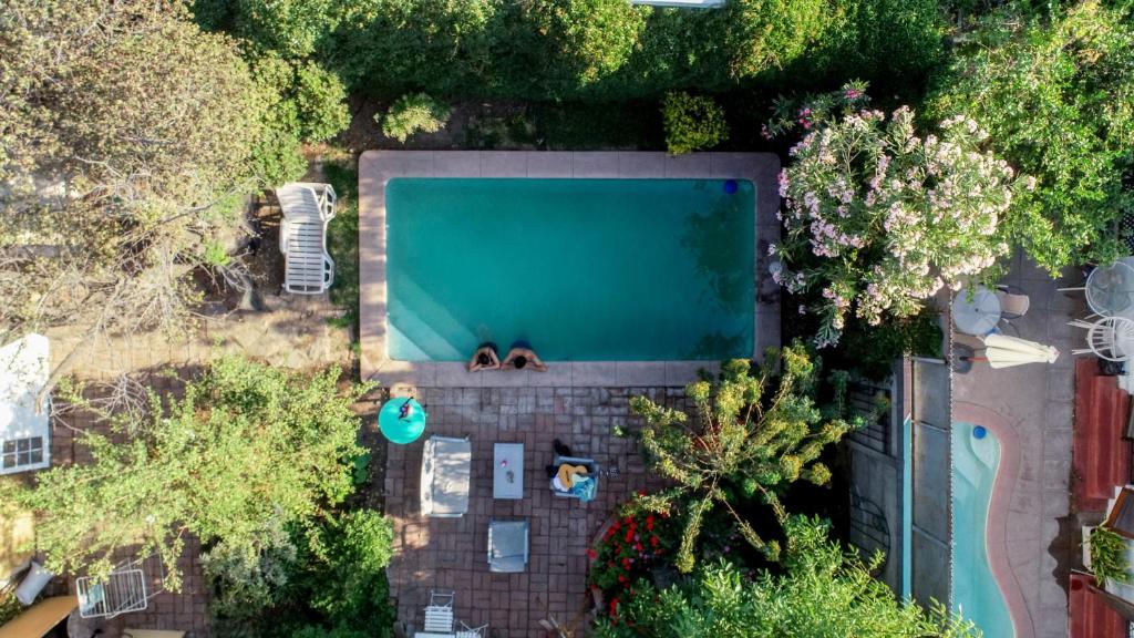 圣地亚哥Mondrian Santiago的后院游泳池的顶部景色