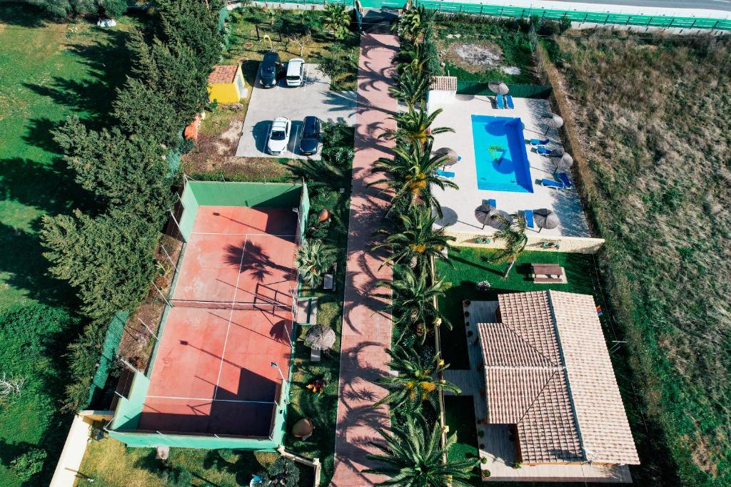 扎霍拉Casas Guemon的享有带游泳池和棕榈树的别墅的顶部景致