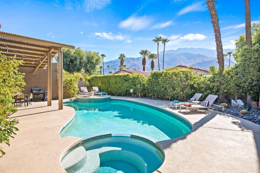 棕榈泉California Dreamin'的一座房子后院的游泳池