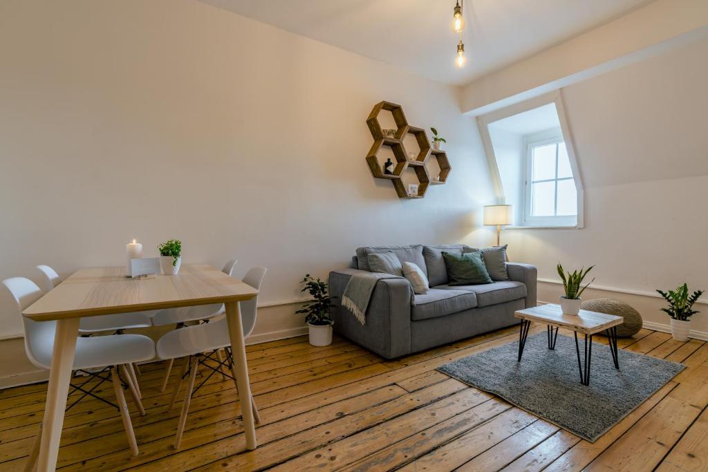 比尔Eigene Wohnung im Stadtzentrum mit wunderschöner Dachterrasse的客厅配有沙发和桌子