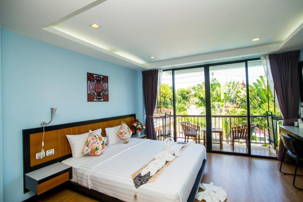 拉威海滩Z&Z House的一间带大床的卧室和一个阳台