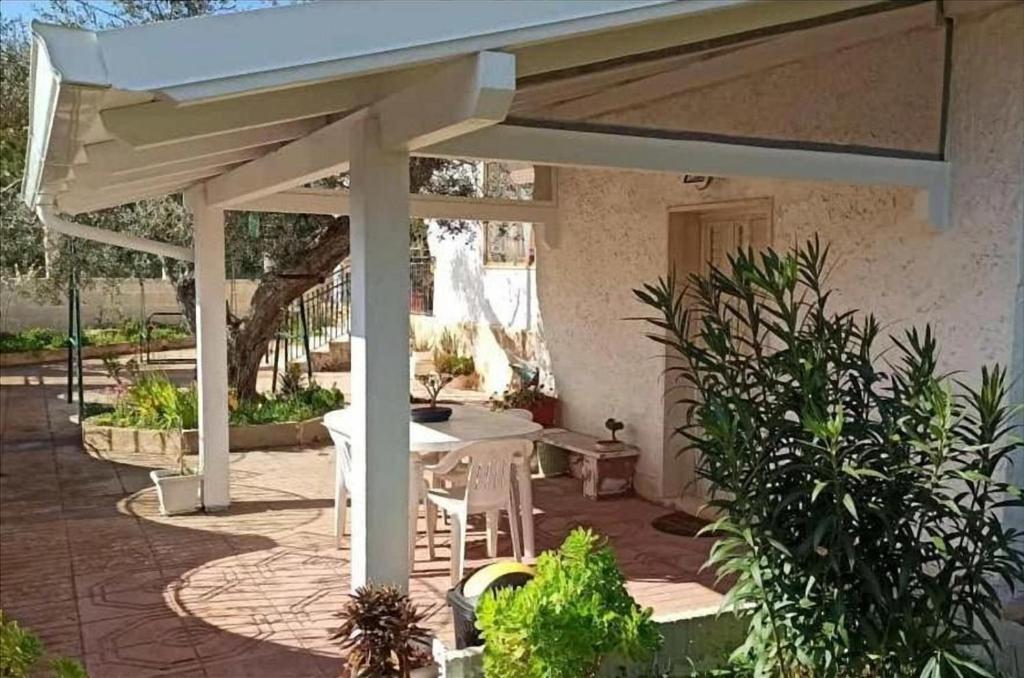 阿韦特拉纳Stella dell'Urmo的庭院设有白色凉亭和桌子