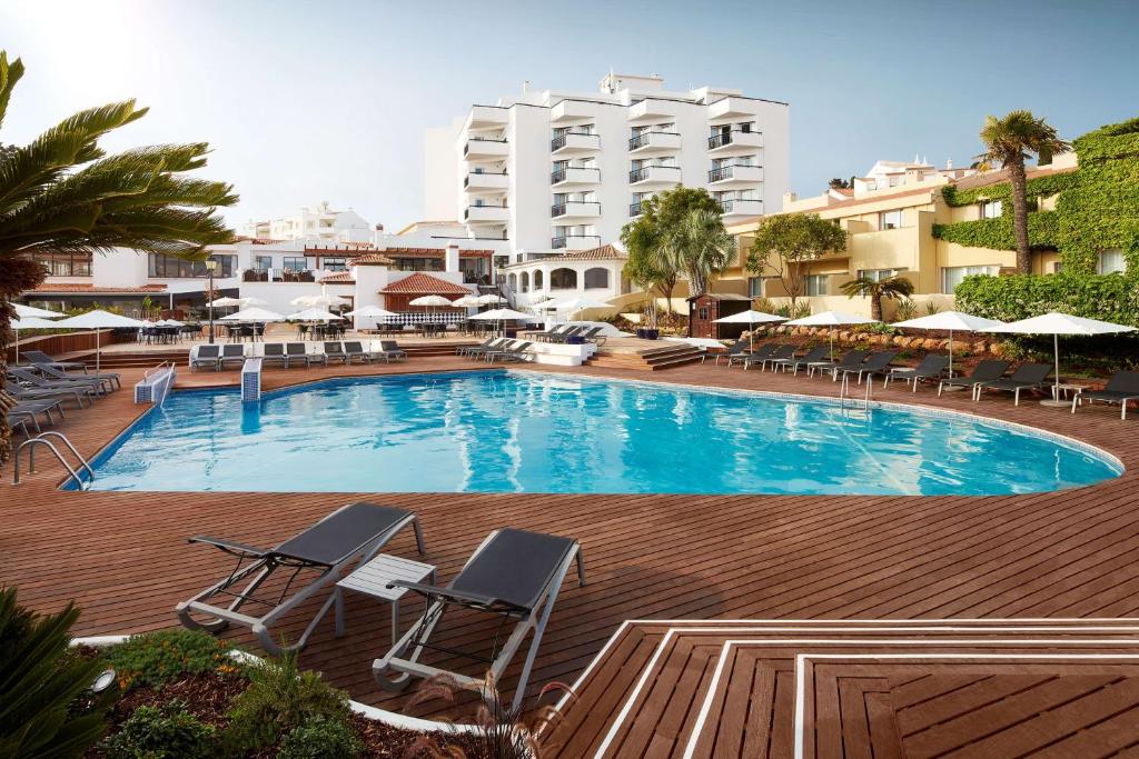 拉戈斯蒂沃利拉各斯酒店的一座带椅子的大型游泳池和一座建筑
