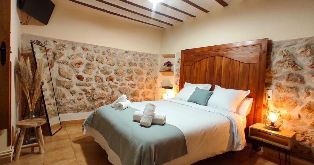 钦琼Las cuevas del agua的一间卧室配有一张大床和木制床头板
