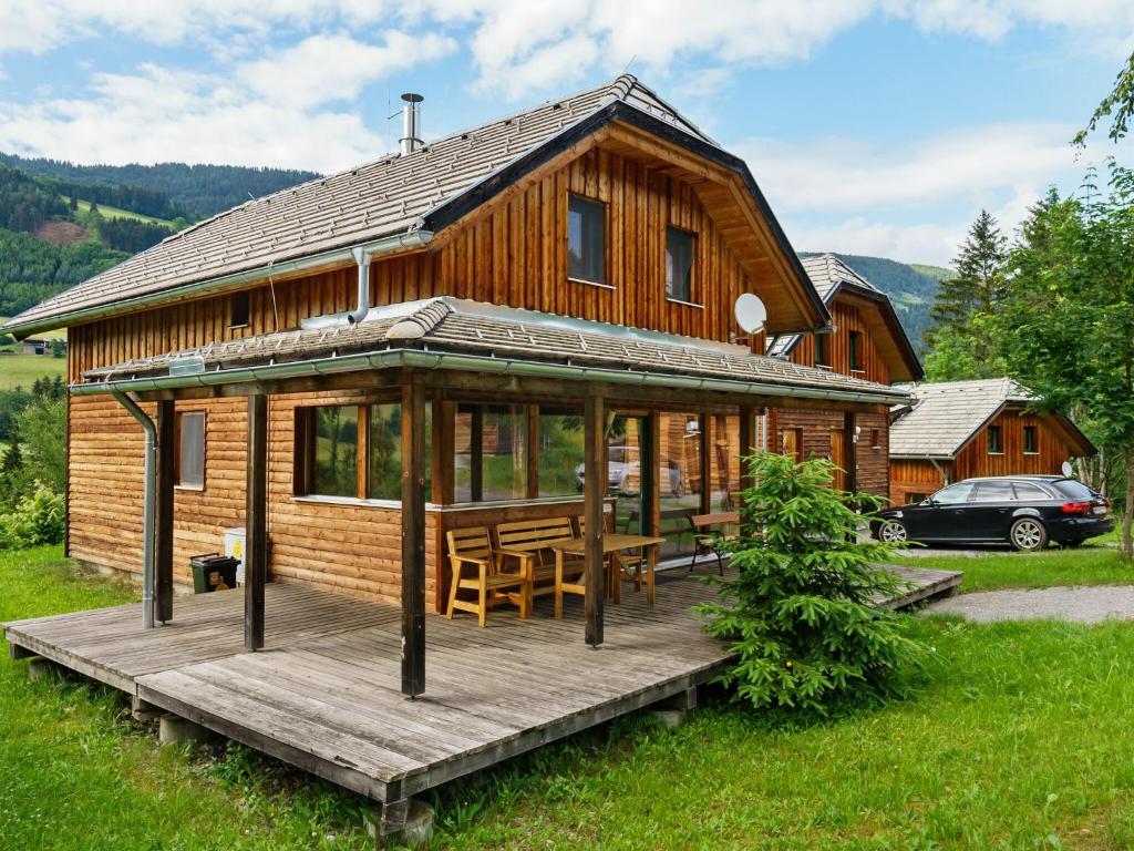 穆劳附近圣格奥尔根Chalet in Sankt Georgen near ski area的小木屋设有木制甲板和桌子
