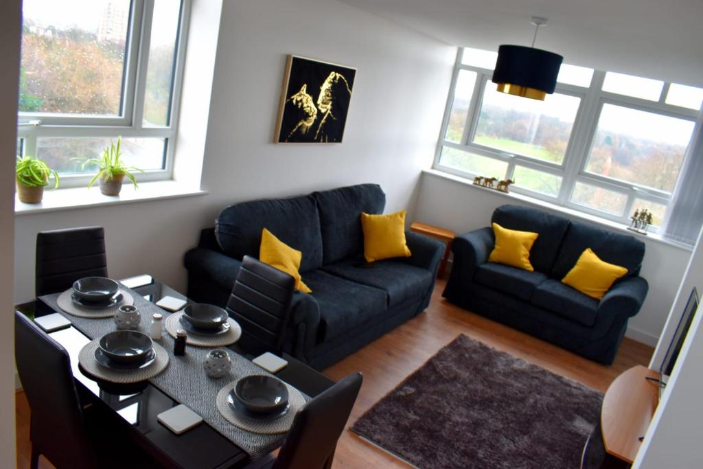 利物浦Olu Apartments Belem Tower Sefton Park的客厅配有沙发和桌子