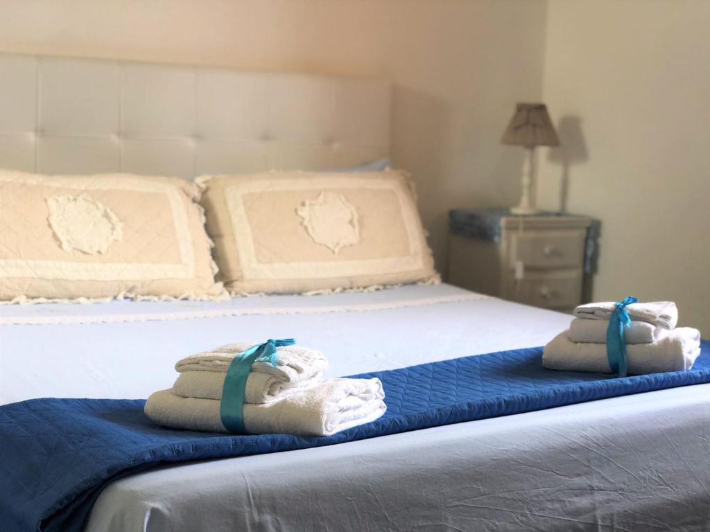 托里德欧索B&B Il Villino的床上有两张折叠毛巾