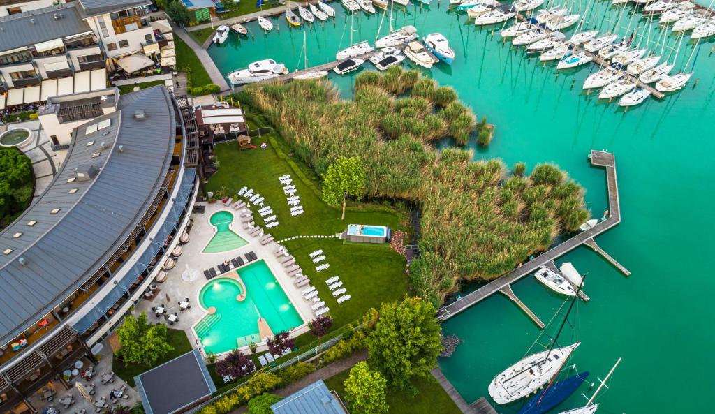 巴拉顿菲赖德Hotel Golden Lake Resort的享有码头的空中景致,设有船只