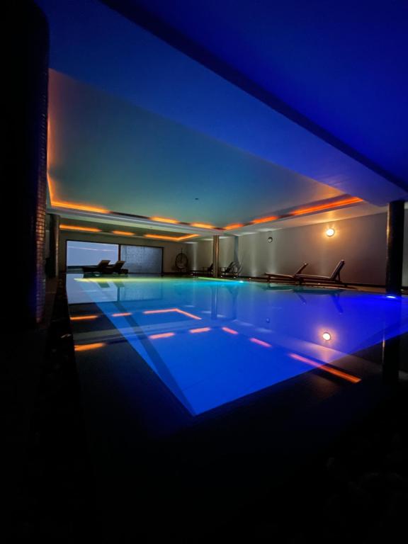 丁格尔Fab View - Adults Only的游泳池在晚上点亮,灯光蓝色