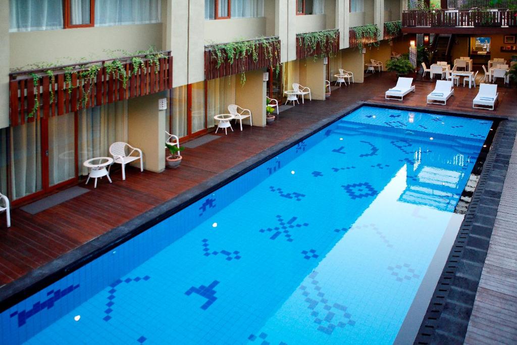 勒吉安德瓦塔套房和公寓酒店的一座位于酒店中间的大型游泳池
