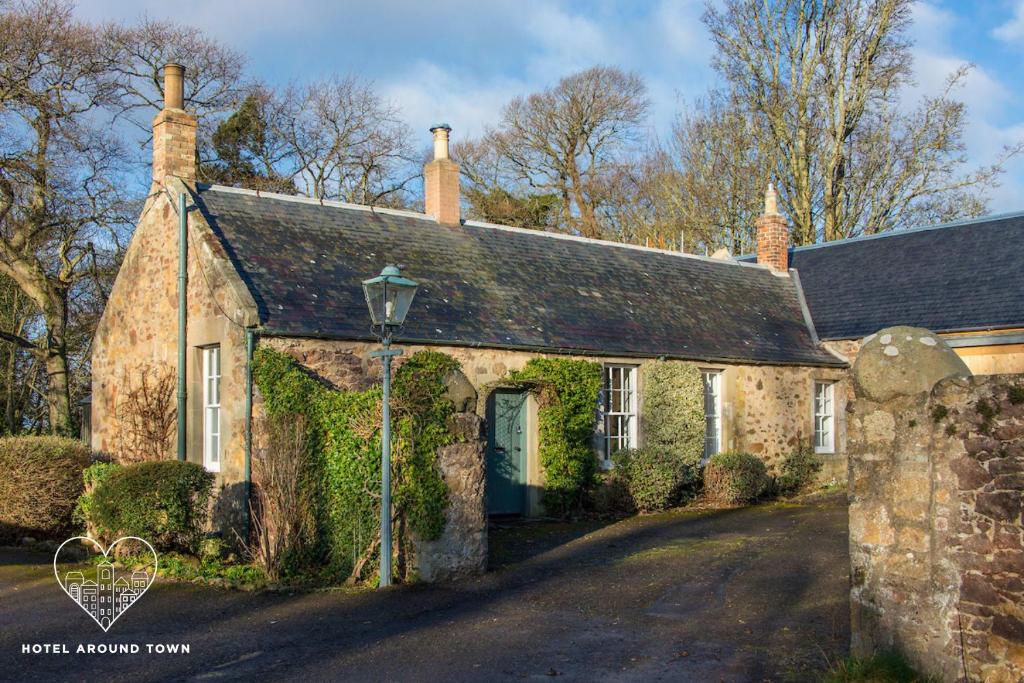 北贝里克Stunning Stables Cottage in East Lothian Country Estate的一座常春藤长大的老石屋