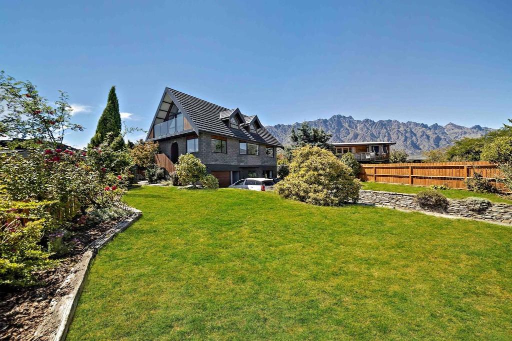 皇后镇The Gables - Queenstown - Beautiful, stylish, newly renovated 4 bedroom home的大房子,有大院子,有草