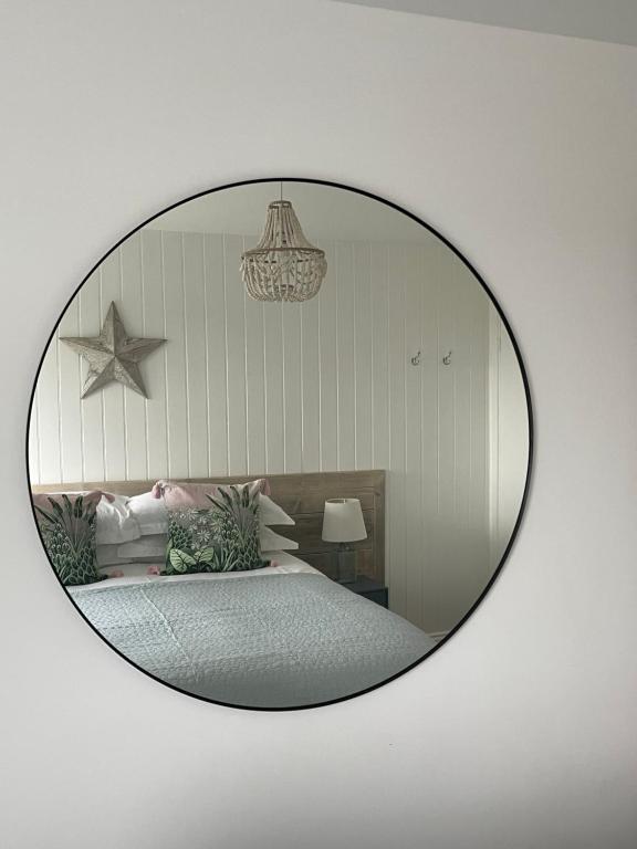 波尔泽斯Westward 14 Polzeath的镜子反射着卧室,卧室配有床