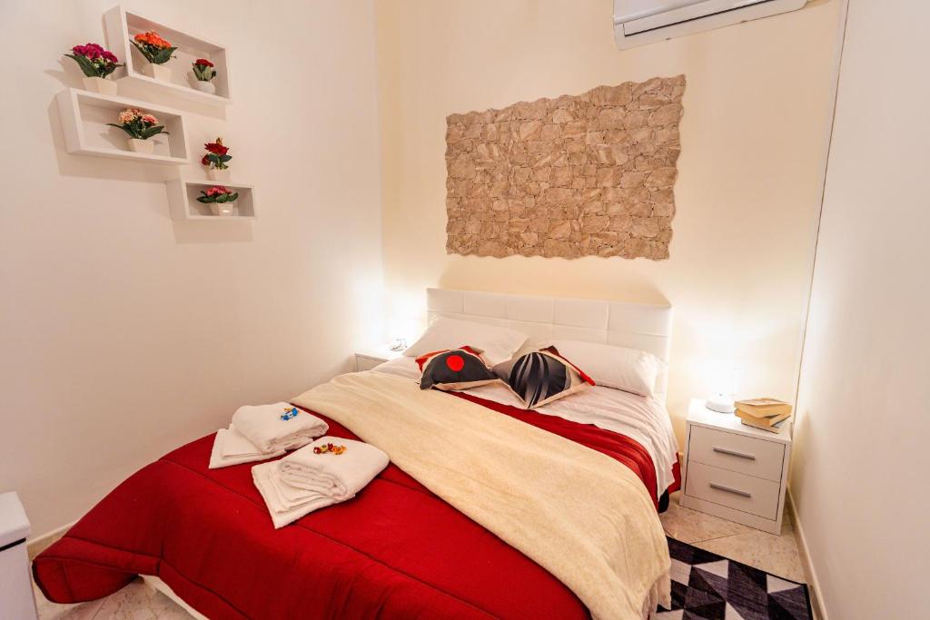 锡拉库扎Residenza Giuseppina的一间卧室配有一张带红色毯子的床