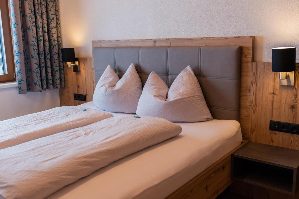 加尔蒂Mountain Lodge的床上有四个枕头