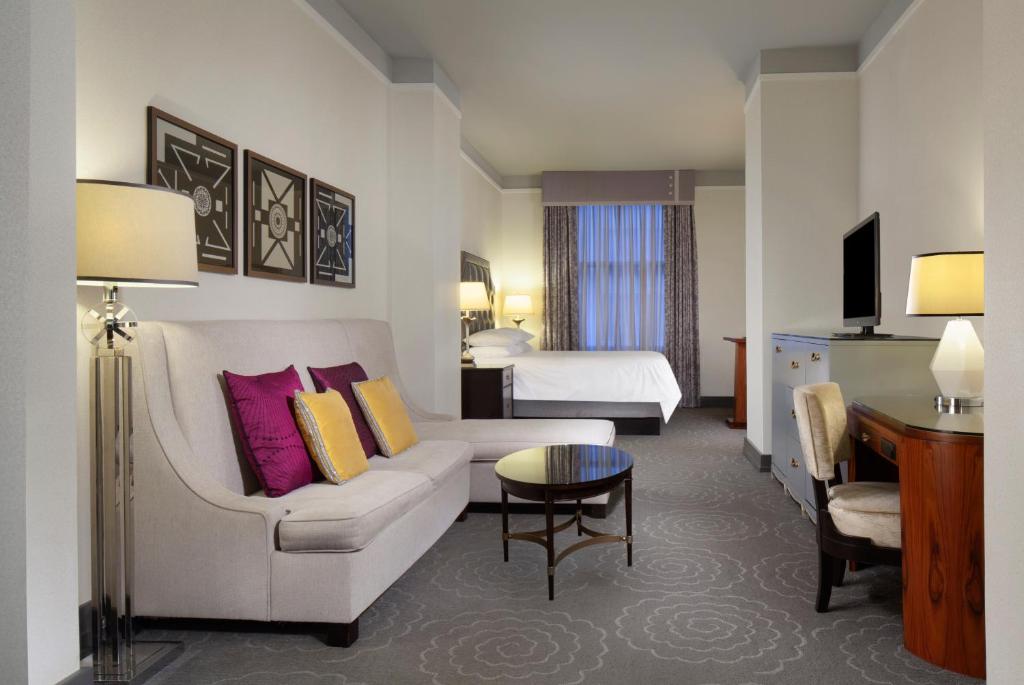 芝加哥Silversmith Hotel Chicago Downtown的酒店客房设有一张沙发和一张床