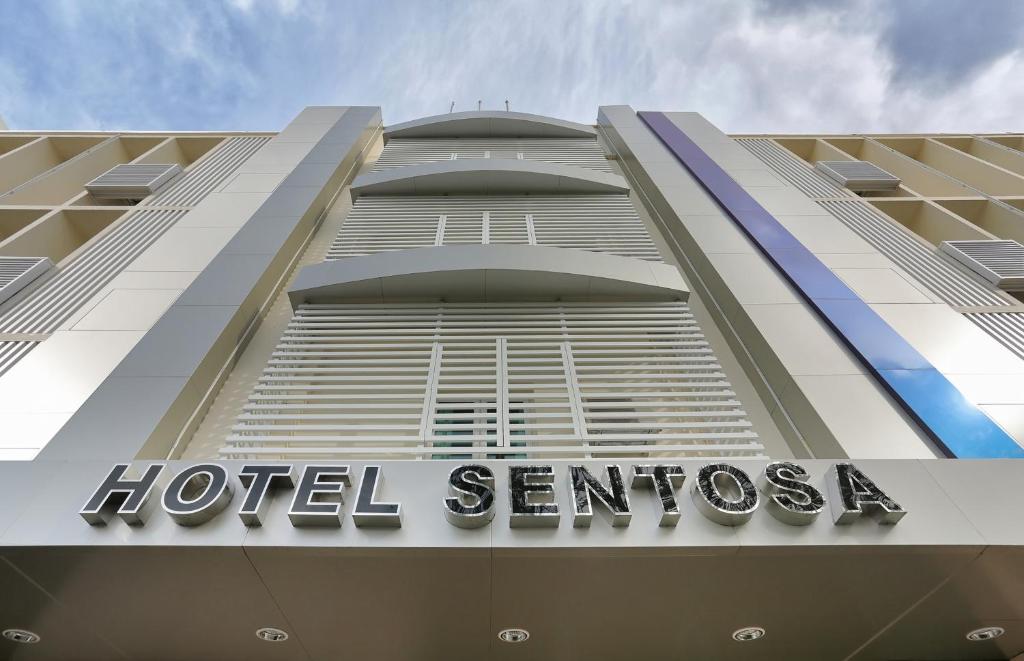 Kuala Belait圣淘沙酒店的建筑一侧的酒店标志
