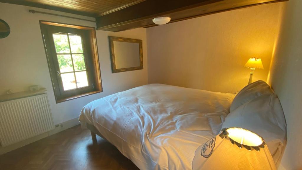 Notre-Dame-de-lʼIsleLa nébuleuse的一间小卧室,配有床和窗户