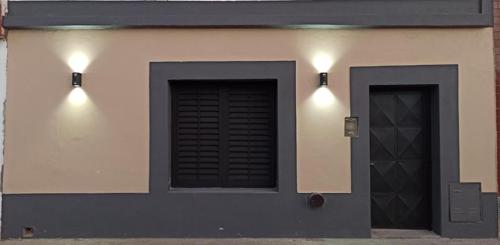 特尔马斯德里奥翁多Casa Termas的一座建筑,有两个门,两个灯